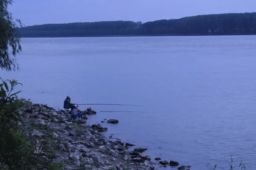 Pescari pe Faleza Dunării din Galați