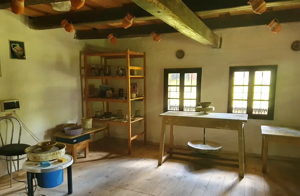 Interiorul casei olarului din Muzeul Satului