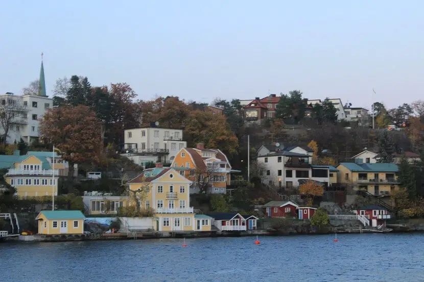 Isolated island in the archipelago of Stockholm, circuit Suedia
