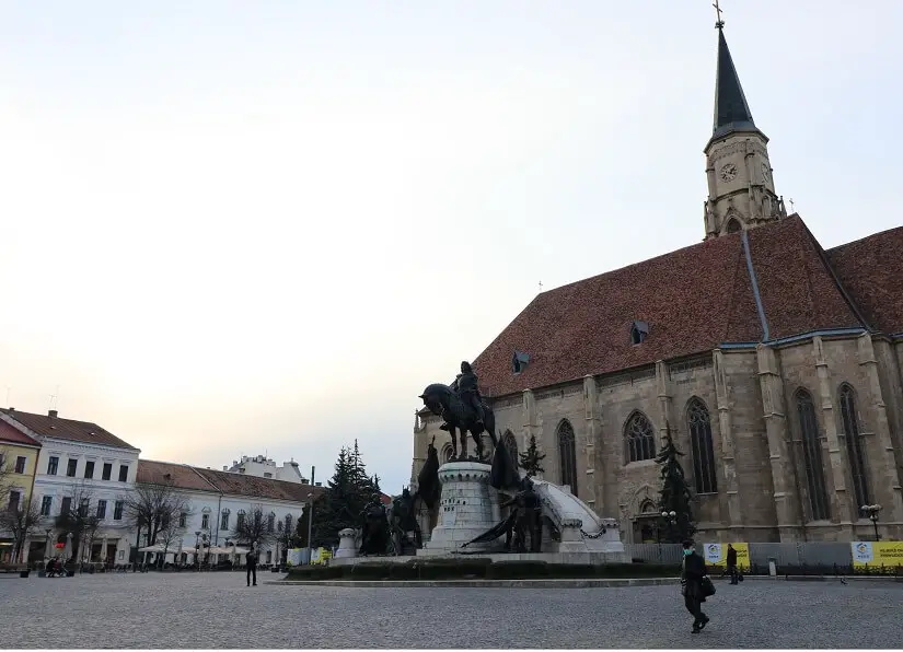 Piata Unirii Biserica Sfantul Mihail - obiective turistice Cluj-Napoca