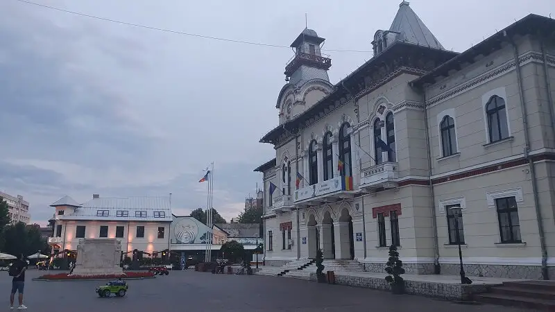 Piata Victoriei - obiective turistice din Targu Jiu
