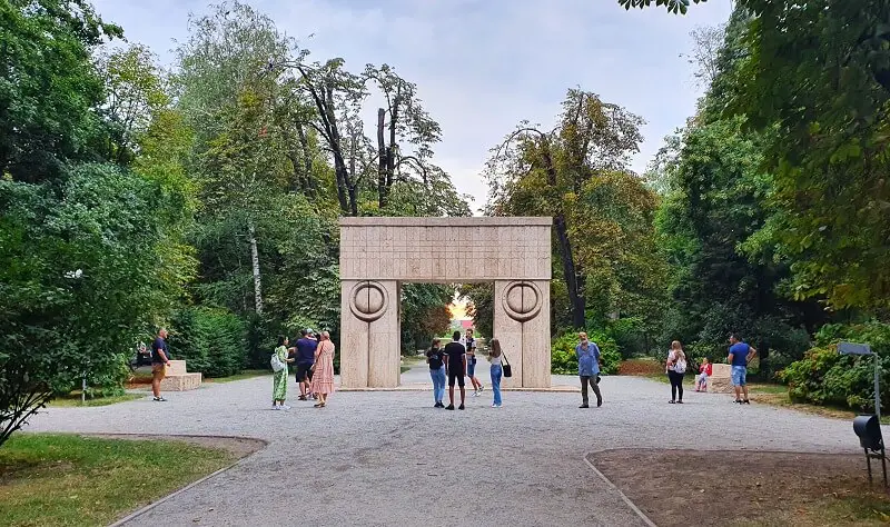 Poarta Sarutului - obiective turistice din Târgu Jiu