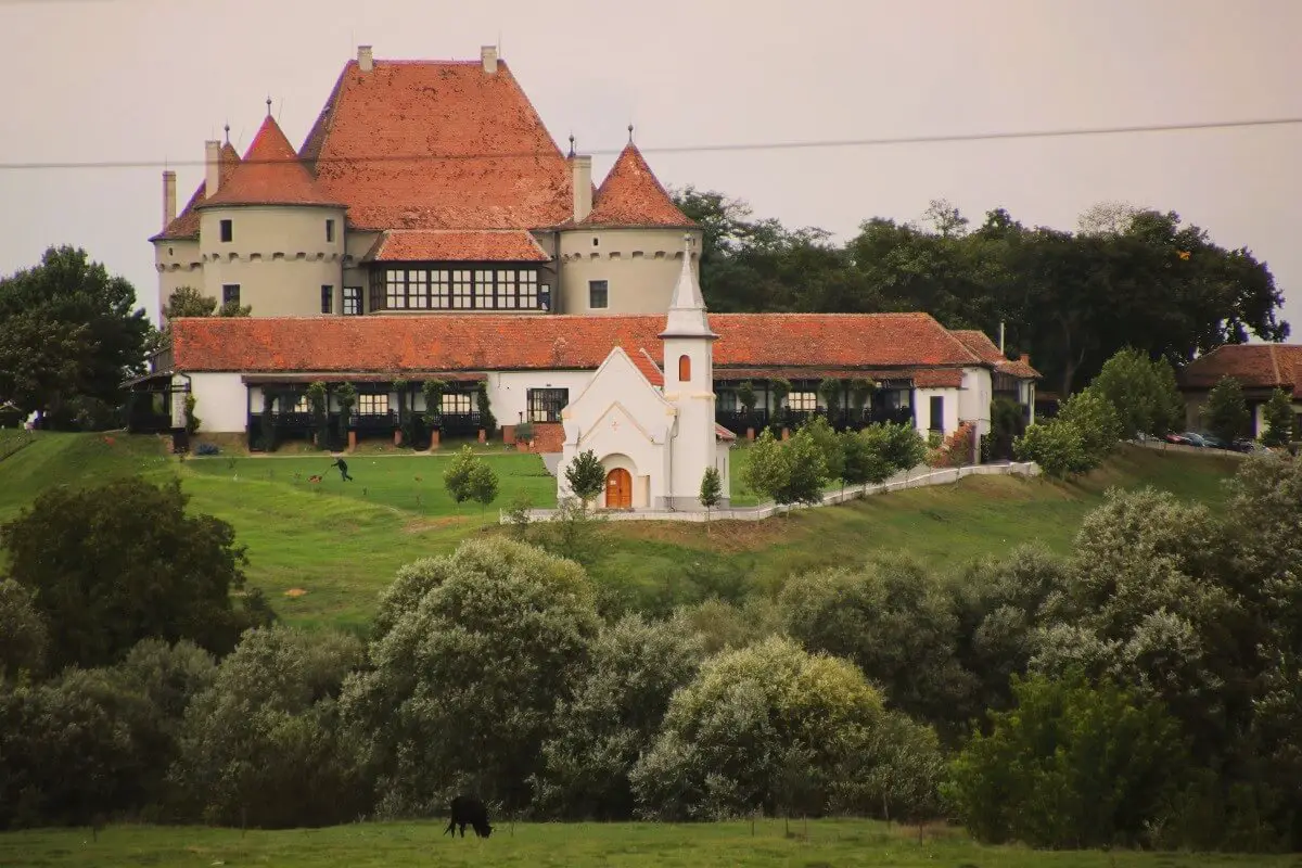 Castele din Romania in care poti dormi ; castele care ofera cazare peste noapte