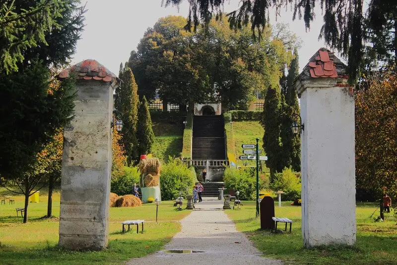 Palatul brukenthal din Avrig - castele din Romania care ofera cazare