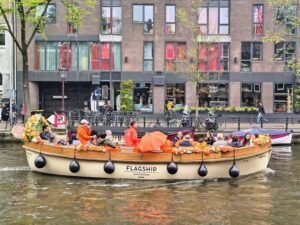 Plimbare cu barca pe canale lucruri de facut in Amsterdam Olanda